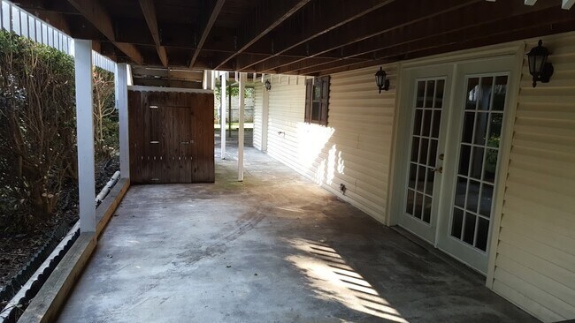 Building Photo - Large Home with Beautiful Mountain Views