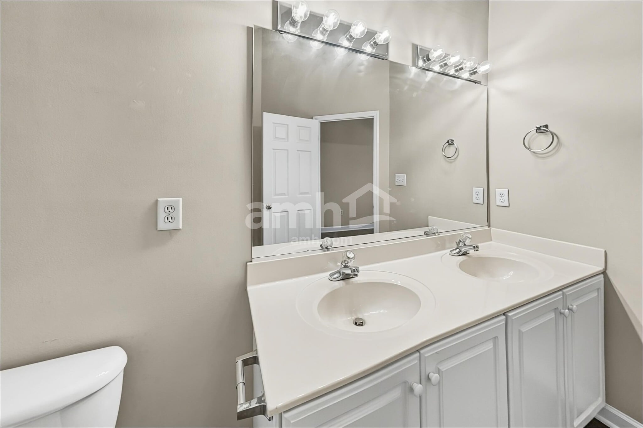 Building Photo - 4304 Southern Oak Dr
