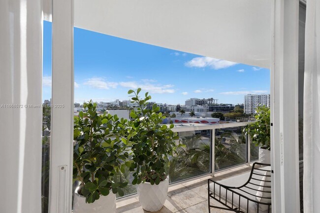 Building Photo - 1800 Sunset Harbour Dr