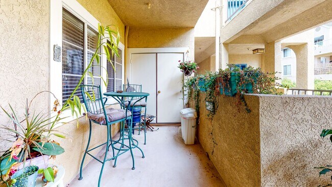 Building Photo - Fantastic 2 bed / 2 bath Condo in Huntingt...
