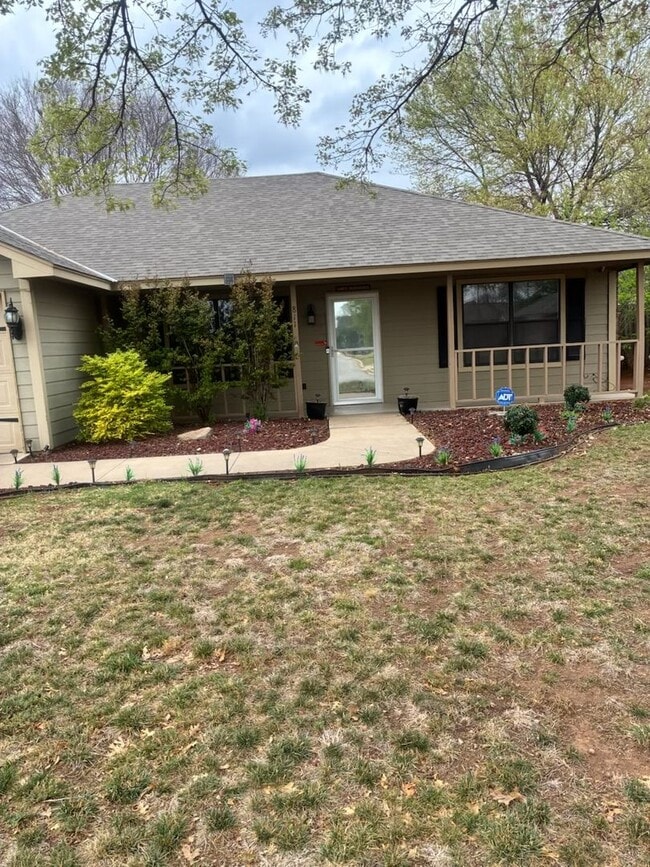 Building Photo - 811 Huddleston Dr