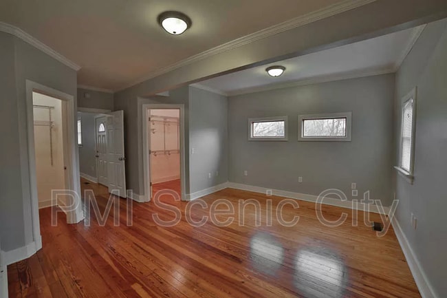 Building Photo - 513 Lytle St