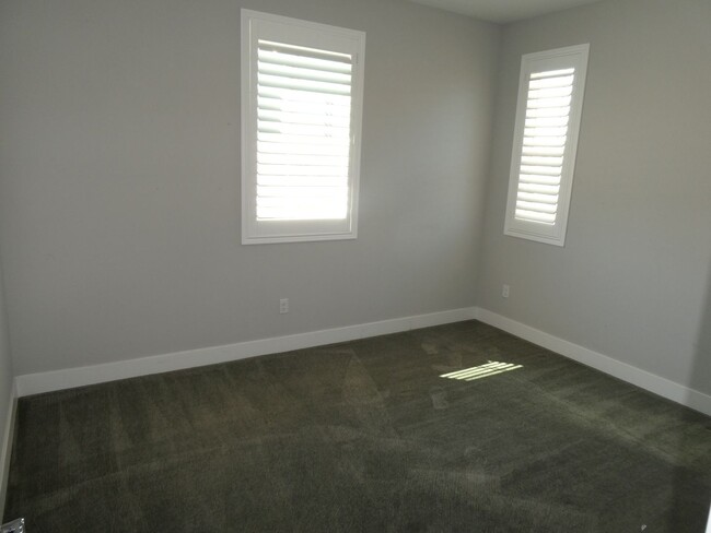 Building Photo - 5 Bedroom Home for Rent in Santa Clarita!