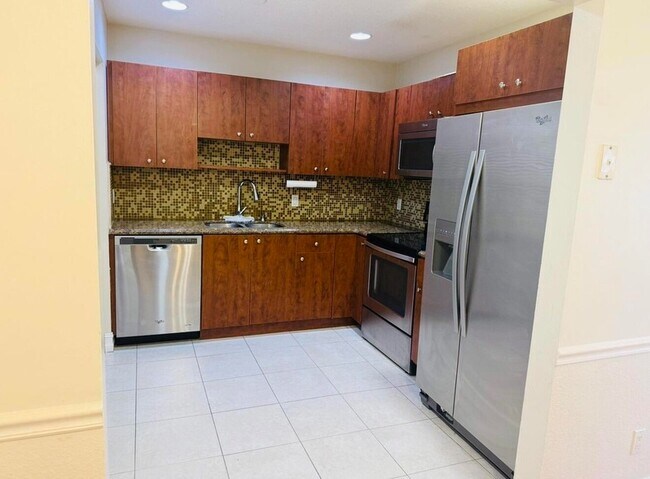 Building Photo - 1005 Manor Dr
