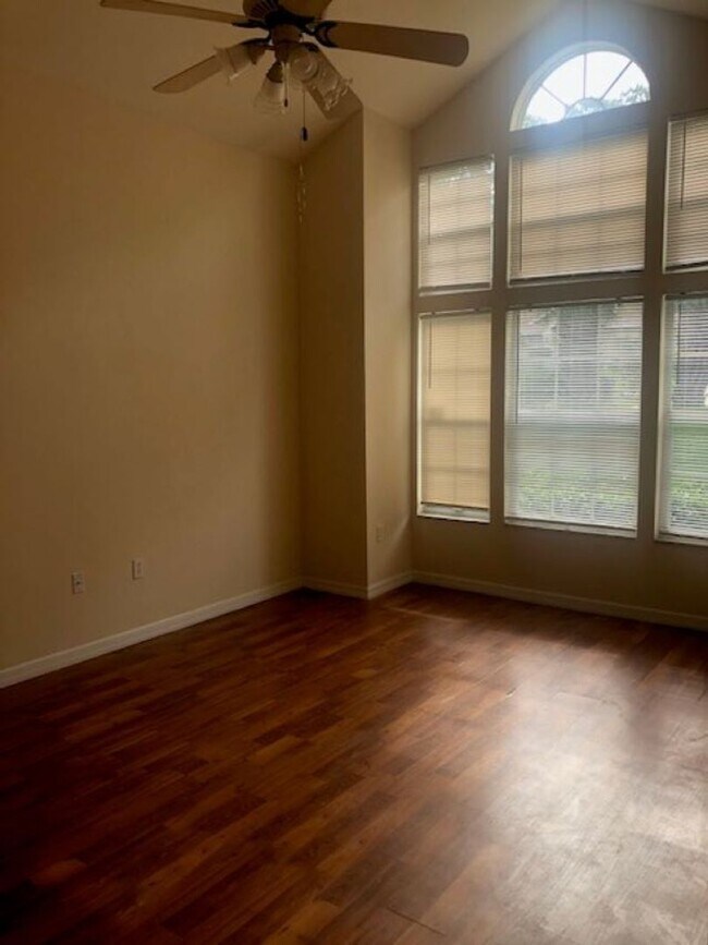 Building Photo - 4 Bedroom/2 Bath located in Broadmoor