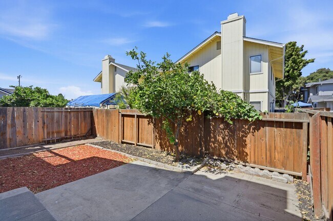 Building Photo - Great 3 Bedroom Townhome with Garage!