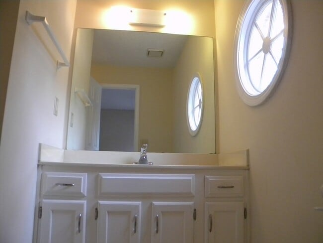 Building Photo - Norcross Hidden Gem! 2 Bed-2.5 Bath, New Paint and Flooring!