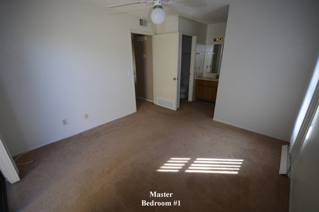 Building Photo - 850 S River Dr