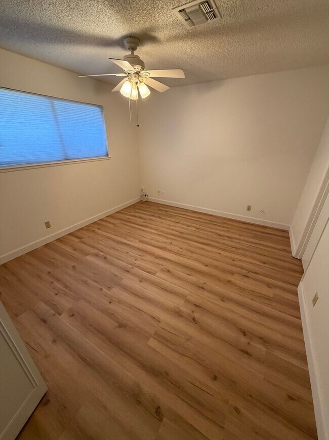 Building Photo - *Move in special* First month's rent is on us!! move in by 8/1/2026