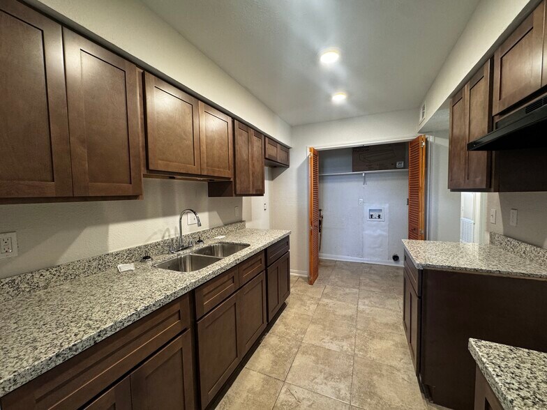 Building Photo - 937 E Monterey Ct