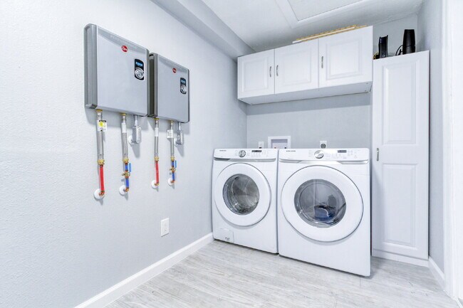 Building Photo - Beautifully Remodeled 3BR Duplex Near Parks, Schools & New Rec Center — Utilities Included. Secti...