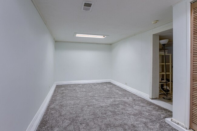 Building Photo - 6 Month Lease! 3Bed 2Bath with 3 Stall Garage!