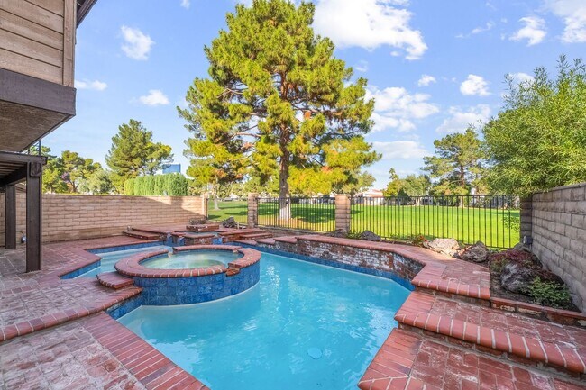 Building Photo - 968 Pinehurst Dr