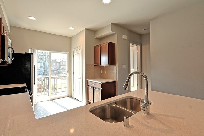 Building Photo - Spacious Townhome Near Silver Lake