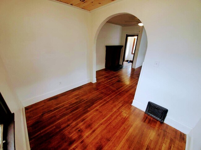 Building Photo - 274 W Dickson Ave