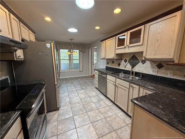 Building Photo - 995 Greenbriar Dr