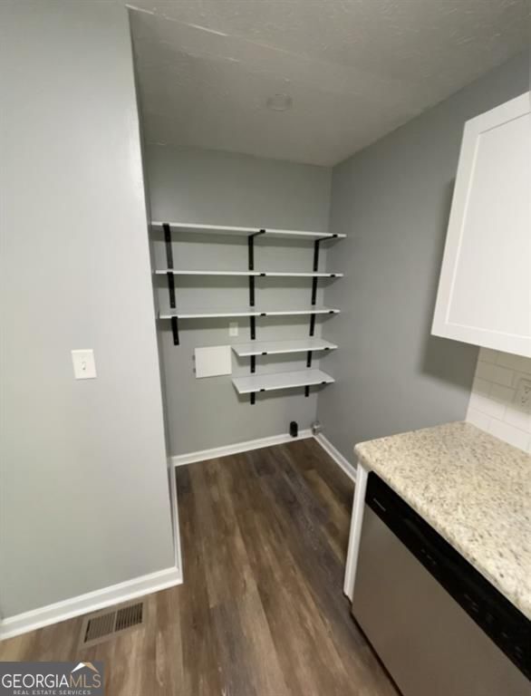 Building Photo - 19 Oak Hill Dr