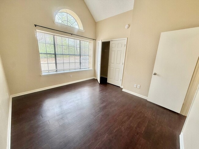 Building Photo - 2-bed/2-bath off Eagles Nest