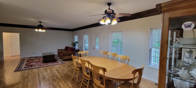 Building Photo - 690 Pinewood Dr