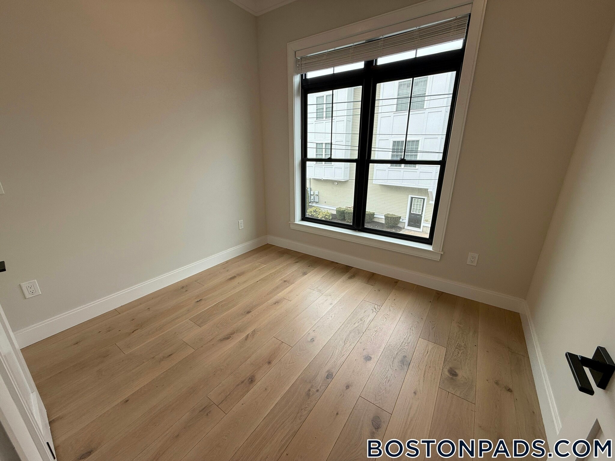 Building Photo - 157 Everett St