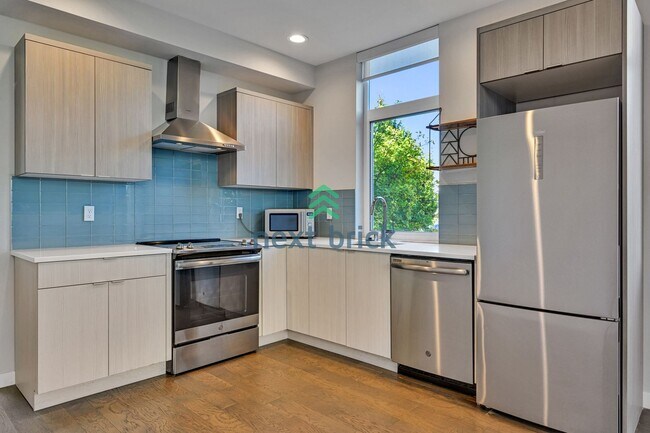 Primary Photo - Stylish 2 Bed 2 bath Townhome for Rent