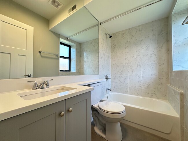 Building Photo - 1142 Oak Ave