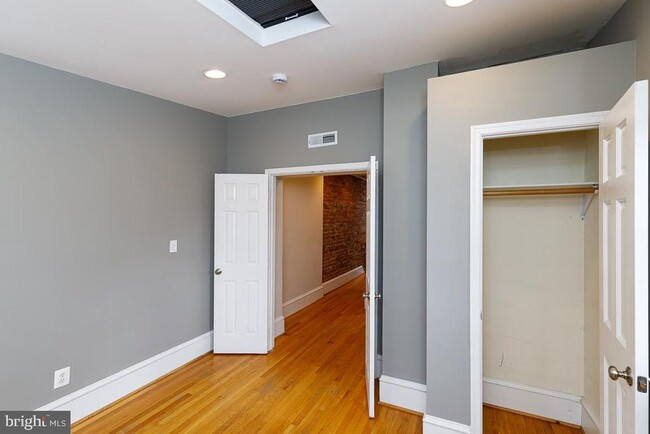 Building Photo - 809 Kentucky Ave SE