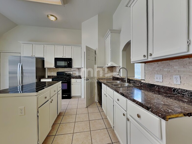 Building Photo - 6119 Old Farmhouse Ln