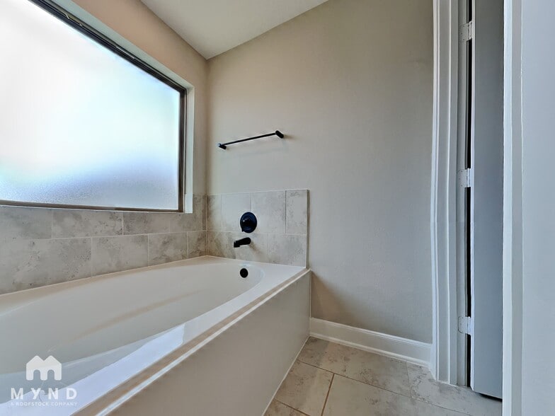Building Photo - 10210 Alder Ridge Dr