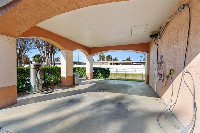 Building Photo - 5000 Culbreath Key Way