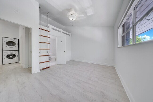 Building Photo - 798 Crandon Blvd