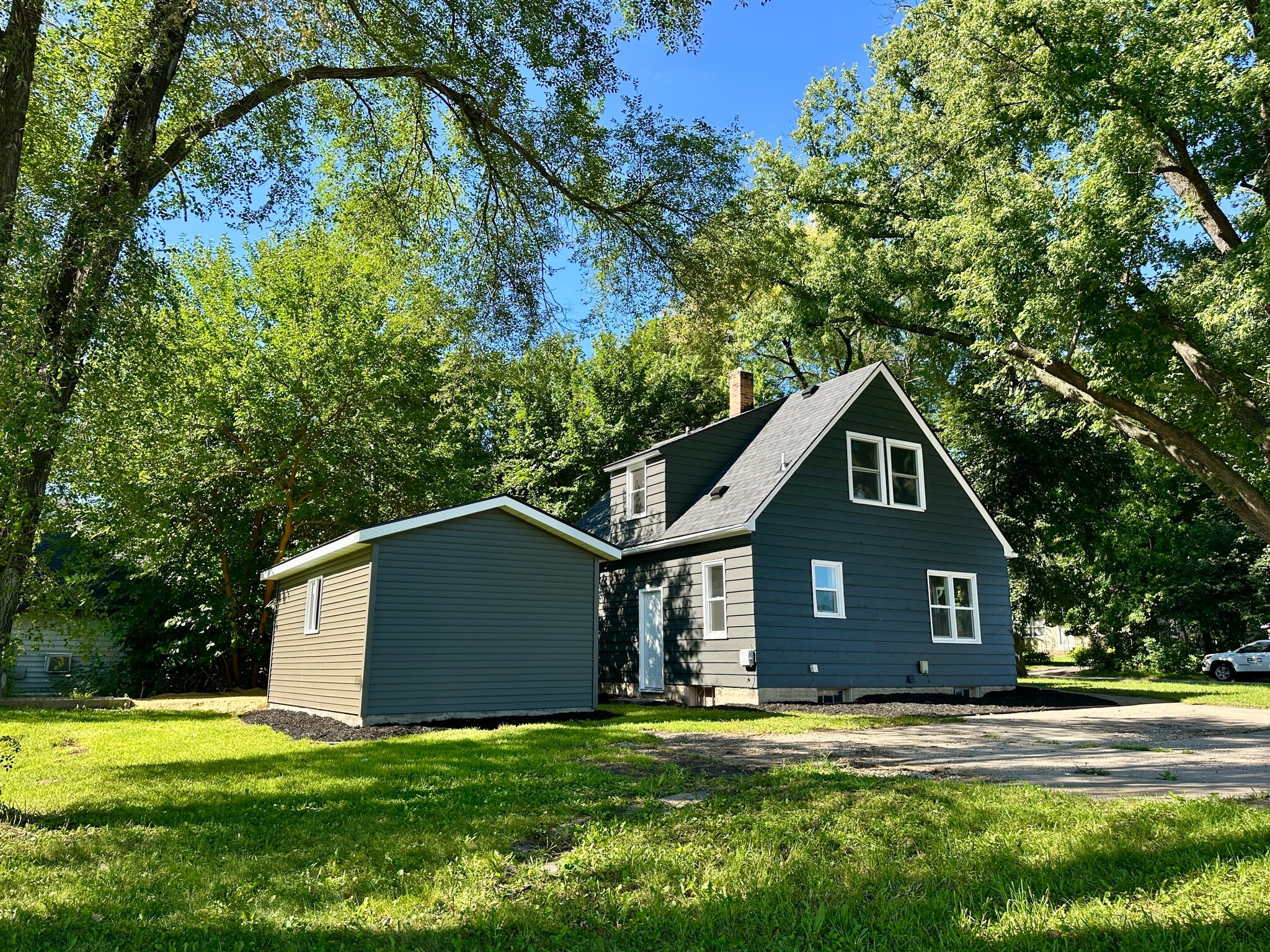 Building Photo - 2919 S Service Dr