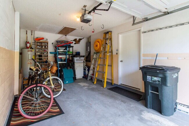 Building Photo - This tasteful decorated home features 3 be...