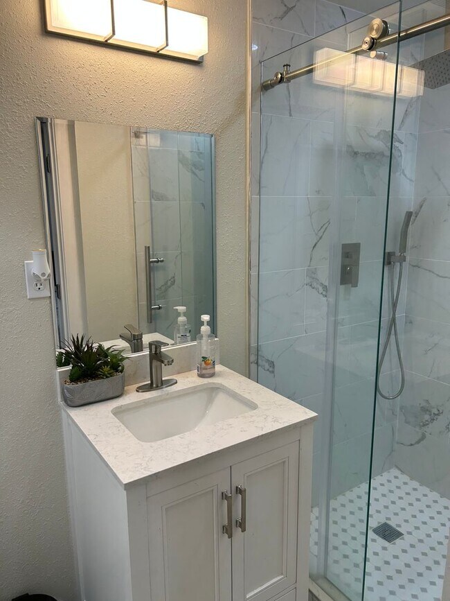 Building Photo - 4BR/3BA located close to Sacred Heart Hosp...