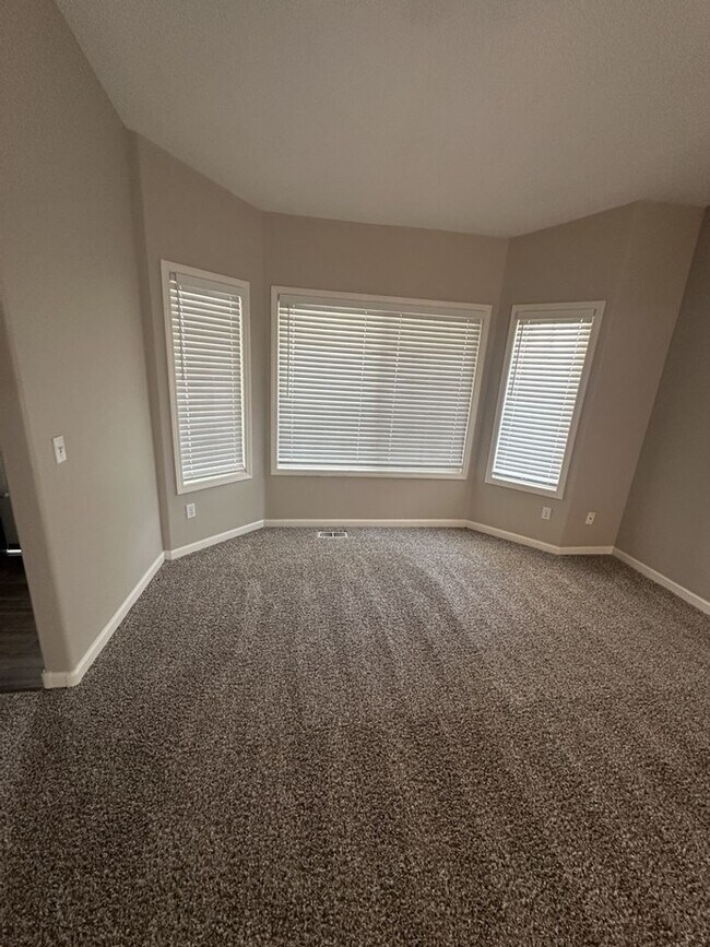 Building Photo - Beautiful single story on large lot in lov...