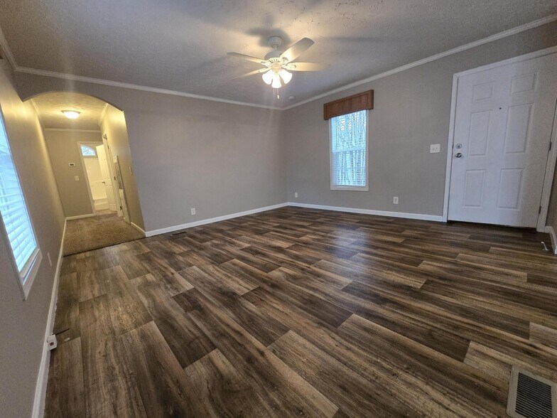 Building Photo - 1918 Miss Ellie Dr