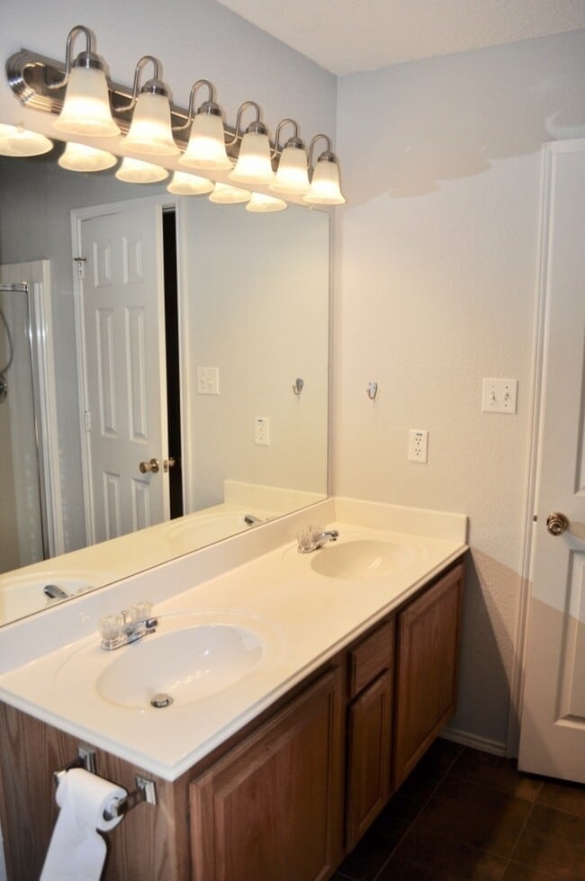 Building Photo - 229 Lancelot Dr
