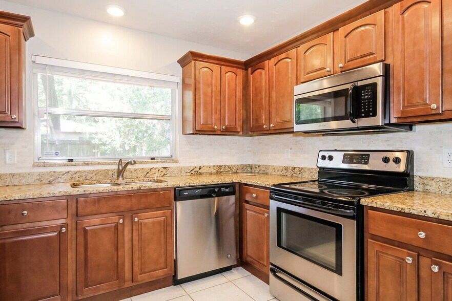 Building Photo - 3222 Las Brisas Dr