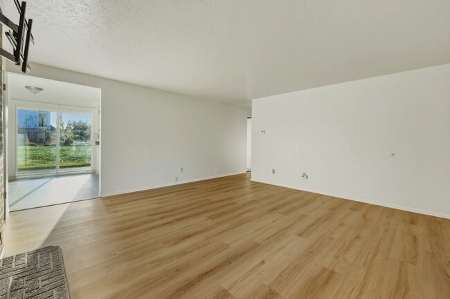 Building Photo - MOVE IN READY NOW! 3 bedrooms, 1.5 baths 1 car garage. Easy JBLM commute! North Thurston School D...