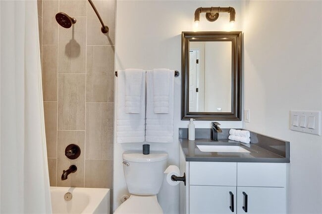 Building Photo - 808 Lydia St