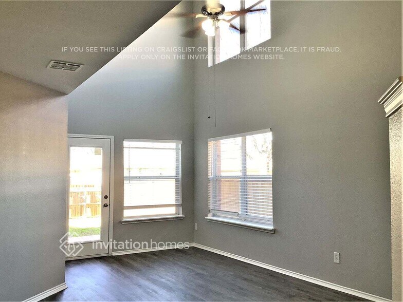 Building Photo - 717 Duke Dr