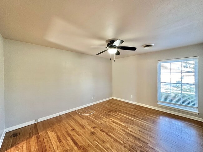 Building Photo - Viewable Now!