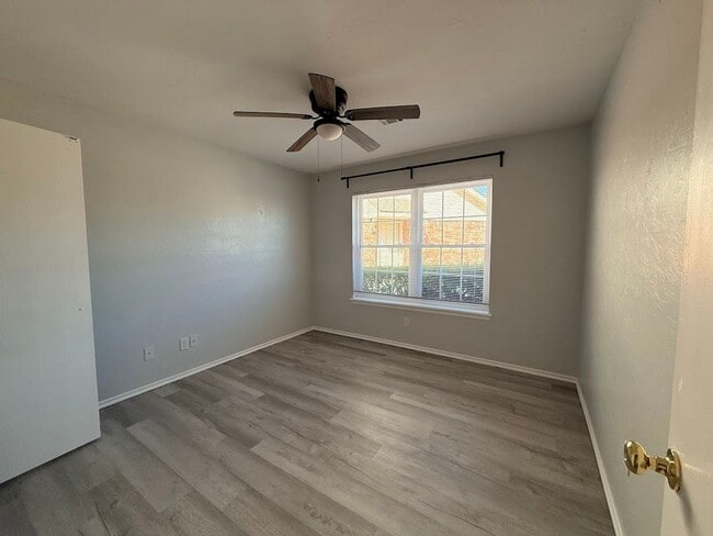 Building Photo - 4 Bedroom - 2 bath duplex located near campus and State Highway 9