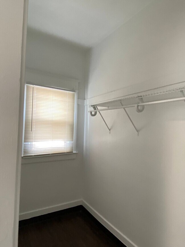 Building Photo - Two Bed, One Bath Apartment Located Downtown