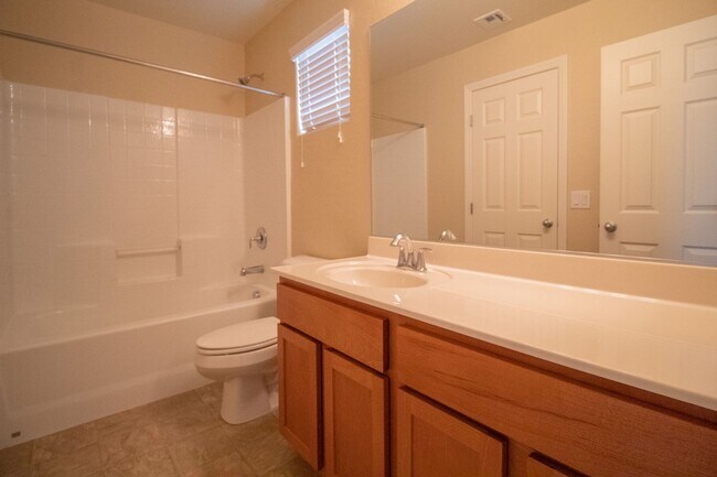 Building Photo - GUARD GATED 3 BD 2.5 BTH HOME IN HENDERSON