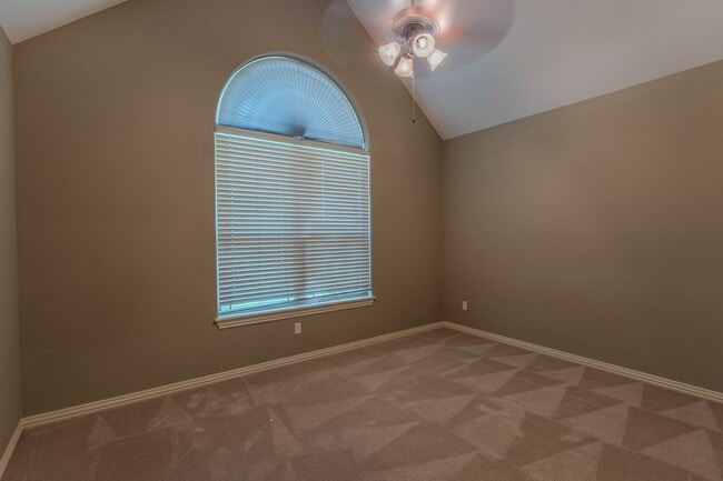 Building Photo - 4 BR Farmington Home!