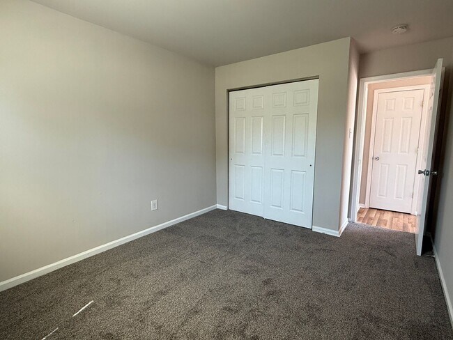 Building Photo - 2 Bed - Aston