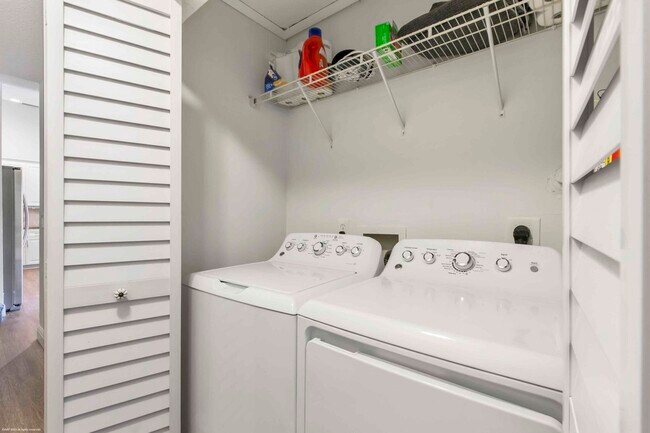 Building Photo - 1120 Hyacinth Pl