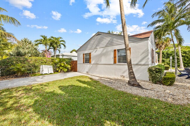 Building Photo - 3201 Poinsettia Ave