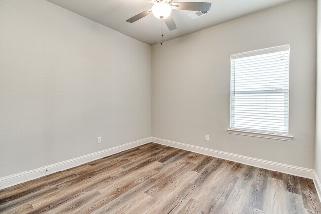 Building Photo - 2900 Clover Dr